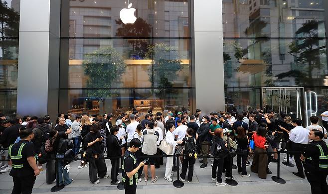 Customers line up outside the Apple Store in Myeong-dong, central Seoul, on Sept. 19 to purchase Apple’s newly released iPhone 17. [NEWS1]