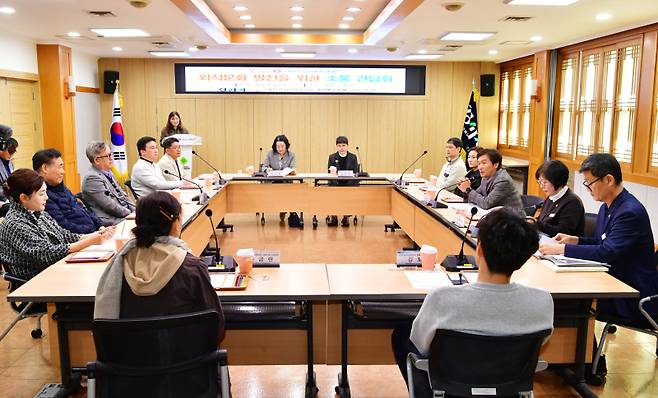 조현일 경산시장이 10일 한국외식업중앙회 경북지회 경산시지부와 외식문화 발전을 위한 간담회에서 지원 방안 등에 대한 의견을 나누고 있다. 경산시청 제공