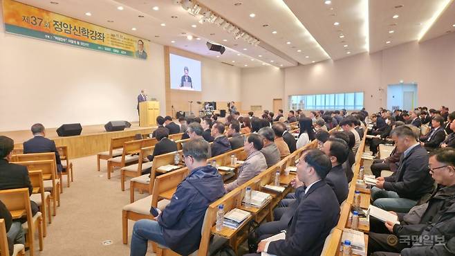 도지원(강대상) 예수비전교회 목사가 11일 서울 구로구 신도림동의 교회에서 제37회 정암신학강좌 개최 취지를 설명하고 있다.