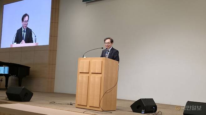 임경근 다우리교회 목사가 ‘네덜란드 개혁교회의 여성 직분자 허용 과정 탐구’라는 제목으로 강연하고 있다. 아래 사진은 김진수 합신신대원 교수가 ‘구약과 여성안수’에 관해 강의하는 모습.