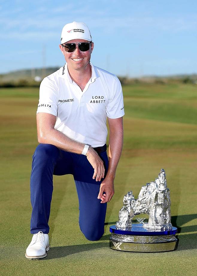 PGA 투어 월드와이드 테크놀로지 챔피언십 정상에 오른 뒤 우승컵과 함께 포즈를 취하고 있는 벤 그리핀. AFP 연합뉴스