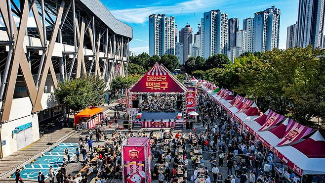 지난달 24일부터 26일까지 나흘 간  iM뱅크 파크에서 열린 ‘제5회 떡볶이 페스티벌’ 행사장 전경(사진제공-북구청)