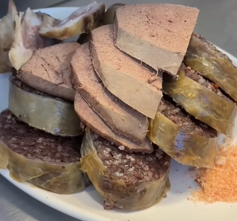 광장시장 한 노점에서 8000원어치를 주문했지만, 상인은 고기를 넣었다며 1만원을 요구했다. [유튜브 ‘이상한 과자가게’ 캡처]