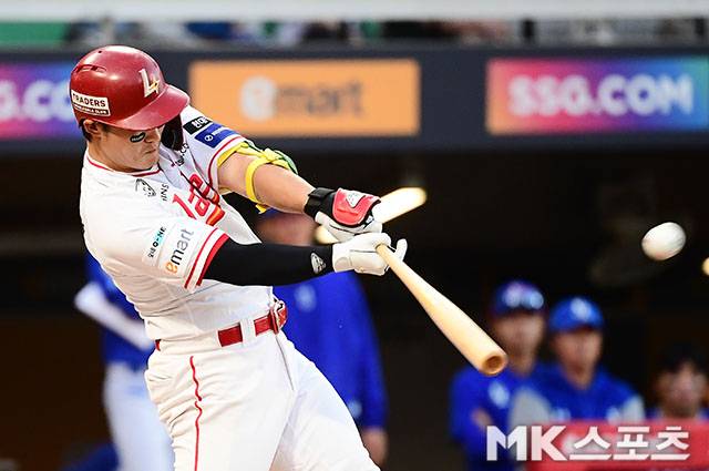 6월 3일 오후 인천 SSG랜더스필드에서 ‘2025 신한 SOL뱅크 KBO 리그’ 삼성 라이온즈와 SSG 랜더스 경기가 열렸다. 8회말 2사 1, 2루에서 SSG 김찬형이 1타점 적시타를 치고 있다. 사진=김영구 기자