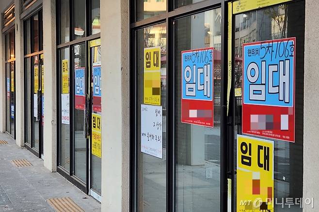 지난 10일 경기 김포시 한 수변 상가. 임대와 부동산 중개 문의 안내문이 붙었다. /사진=김미루 기자.