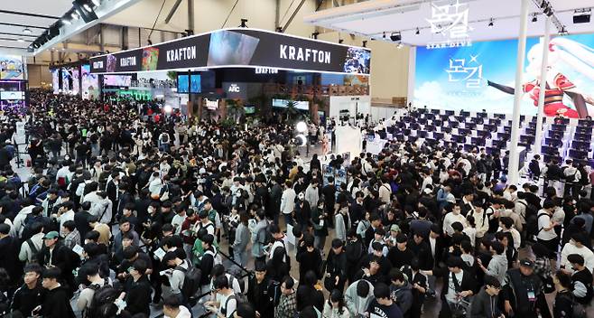 국제게임전시회 '지스타 2024'가 개막한 2024년 11월 14일 부산 해운대구 벡스코 제1전시장을 찾은 관람객들이 신작 게임을 즐기고 있다. /사진=뉴시스