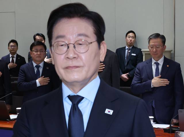 李대통령·鄭법무 ‘국민의례’  : 이재명 대통령이 11일 오전 서울 용산 대통령실에서 정성호(오른쪽) 법무부 장관 등이 참석한 가운데 열린 국무회의에서 국기에 대한 경례를 하고 있다.  연합뉴스