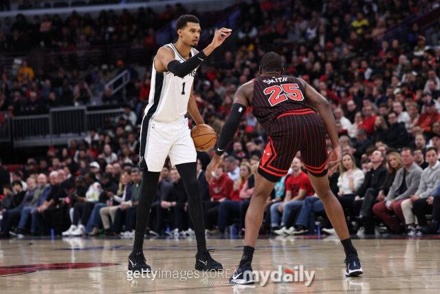 드리블 하는 웸반야마(왼쪽). /게티이미지코리아