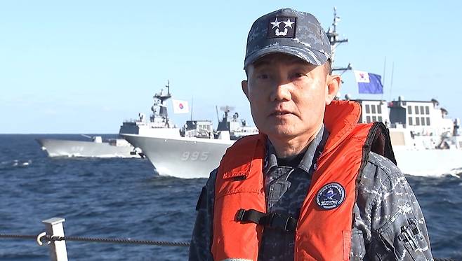 김인호 해군 기동함대사령관이 지휘하는 10일 기동함대 훈련에는 최신 이지스구축함 정조대왕함(DDG, 8200톤급), 이지스구축함 율곡이이함·서애류성룡함(DDG, 7600톤급), 구축함 왕건함·강감찬함(DDH-II, 4400톤급), 군수지원함 천지함·대청함(AOE-I, 4200톤급) 등 함정 7척과 항공기 3대가 참가했다. [해군 제공]