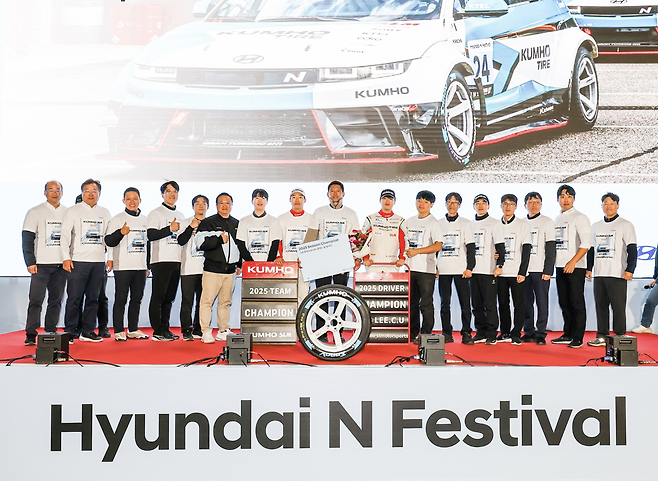 2025 현대N페스티벌 eN1 클래스에서 팀 챔피언을 차지한 금호 SL모터스포츠팀이 기념 촬영을 하고 있다. [금호타이어 제공]