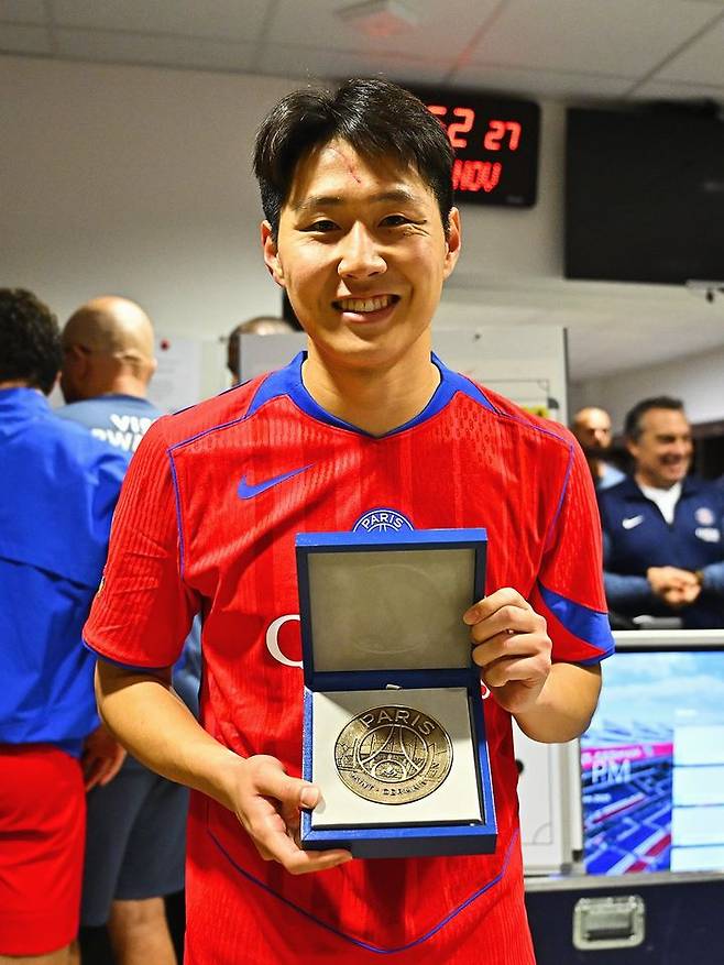 [서울=뉴시스] 프랑스 프로축구 리그1 파리 생제르맹(PSG) 미드필더 이강인이 PSG 통산 100경기 출전 기념패를 들고 있다. (사진=PSG SNS 캡처) *재판매 및 DB 금지