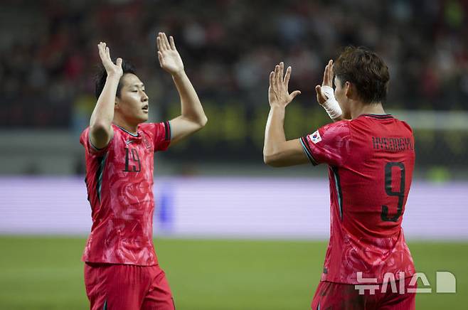 [서울=뉴시스] 김근수 기자 = 지난달 14일 오후 서울 마포구 서울월드컵경기장에서 열린 하나은행 초청 축구국가대표팀 친선경기 대한민국과 파라과이의 경기 후반 대한민국 오현규가 추가골을 넣고 세리머니를 하고 있다. 2025.10.14. ks@newsis.com