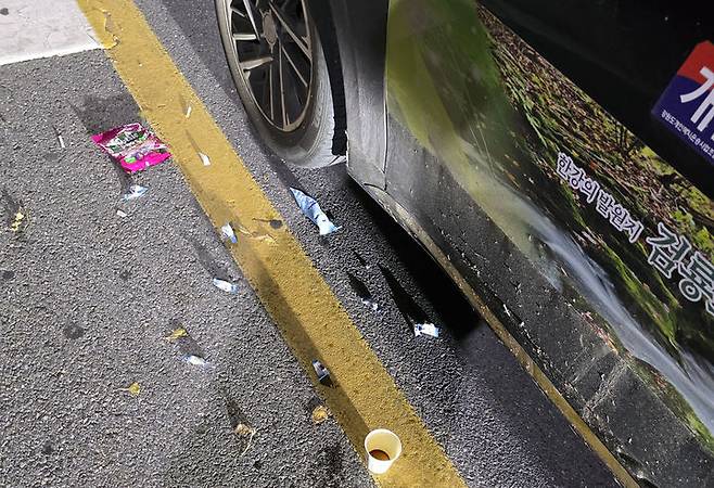 지난 10월 25일 저녁시간에 태백시 황지동 시가지에서 한 개인택시 옆으로 투기된 쓰레기 모습.(사진=독자 제공) *재판매 및 DB 금지