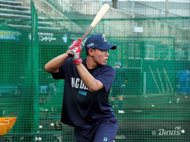 [서울=뉴시스] 프로야구 NC 다이노스의 2026시즌 신인 선수 신재인이 지난 5일부터 일본 일본 오키나와시 기노자손에서 시작한 'CAMP 1 오키나와' 훈련에 참여하고 있다. (사진=NC 다이노스 제공) 2025.11.11. *재판매 및 DB 금지