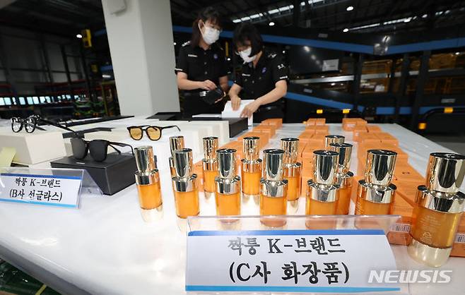 [인천=뉴시스] 전진환 기자 = 23일 오전 인천 연수구 인천본부세관 통합검사센터 해상특송물류센터에서 세관 직원이 압수한 K-브랜드·해외 유명상표 등 위조 상품를 공개하고 있다.  인천본부세관은 지난 4월 22일부터 6월 14일까지 8주 동안 해상 특송화물을 통해 국내로 반입되는 짝퉁 물품에 대한 집중단속을 실시해 K-브랜드·해외 유명상표 등 위조 상품 총 49,487점을 적발하였으며 이는 전년 동기 대비하여 약 30% 이상 증가한 수치이다. 2024.07.23. amin2@newsis.com