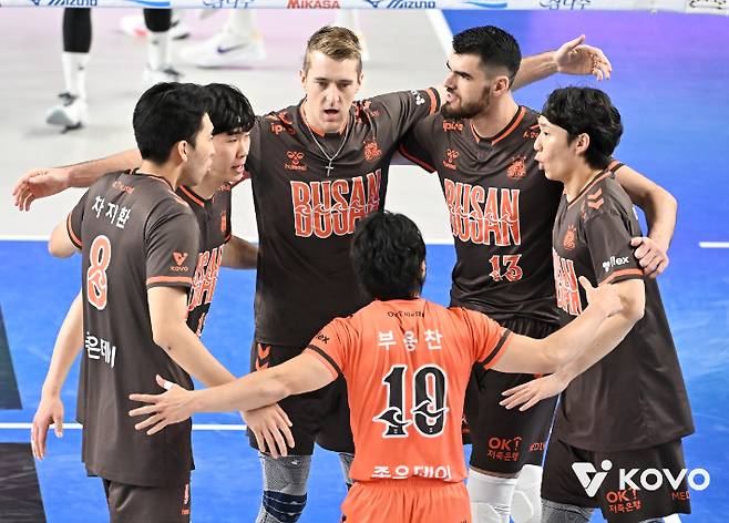 현대캐피탈과 원정에서 승리를 거둔 OK저축은행 선수들. KOVO