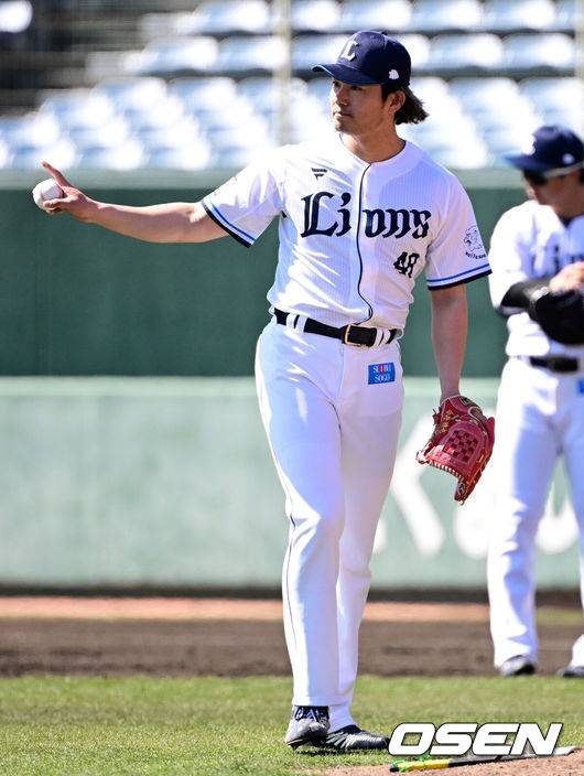 [OSEN=미야자키(일본), 지형준 기자] 3회초 1사에서 세이부 이마이가 손가락으로 아웃카운트를 알리고 있다. 2025.02.26 /jpnews@osen.co.kr