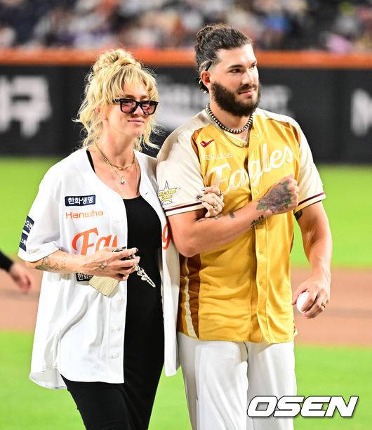 [OSEN=대전, 지형준 기자] 한화 폰세 부부가 즐거운 시간을 보내고 있다. 2025.07.12 / jpnews@osen.co.kr