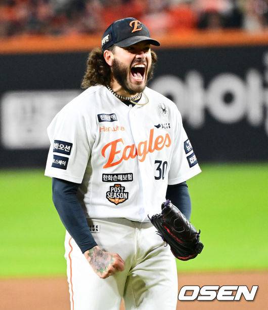 [OSEN=대전, 지형준 기자] 6회초 2사 2루에서 한화 폰세가 LG 문보경을 삼진 처리하며 포효하고 있다. 2025.10.29 /jpnews@osen.co.kr