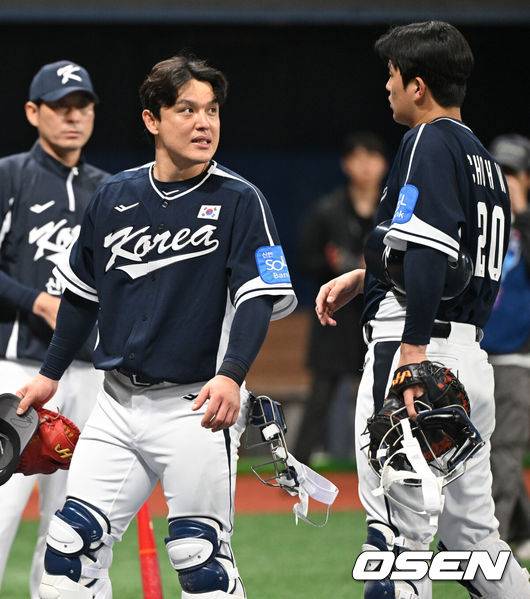 [OSEN=고척, 조은정 기자]류지현 감독이 이끄는 야구 대표팀이 5일 고척스카이돔에서 훈련을 진행했다.대표팀은 오는&nbsp;8일과 9일&nbsp;고척스카이돔에서 열리는 2025 K-베이스볼 시리즈 체코 대표팀과의 2경기를 시작으로&nbsp;15일과 16일 양일에 걸쳐 도쿄돔에서 일본 대표팀과 2경기를 치른다.&nbsp;야구대표팀 박동원, 조형우가 대화를 하고 있다. 2025.11.05 /cej@osen.co.kr