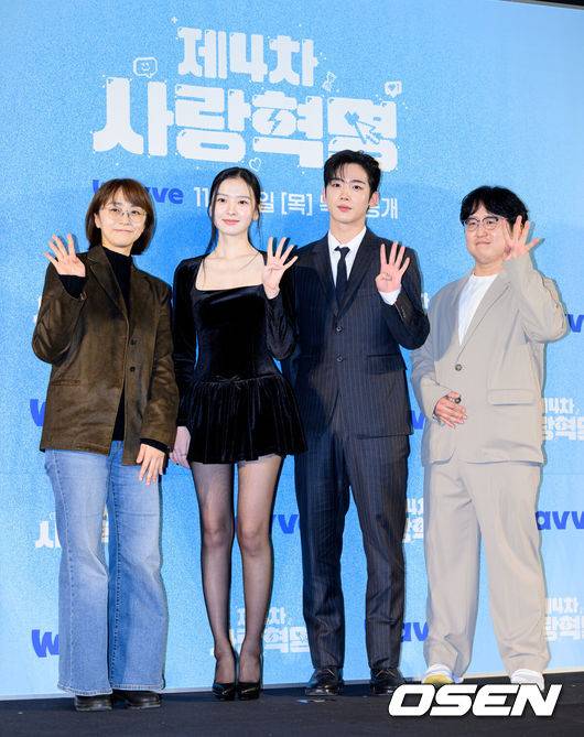 [OSEN=이대선 기자] 11일 오전 서울 마포구 스탠포드 호텔 서울에서 웨이브 오리지널 '제4차 사랑혁명' 제작발표회가 열렸다.‘제4차 사랑혁명’은 모태솔로 공대생 주연산과 백만 인플루언서 강민학(김요한 분)이 무근본 학과 통폐합으로 동기가 되며 벌어지는 이야기로 13일 오전 11시 웨이브에서 첫 공개되며 일본, 홍콩, 중국, 러시아 등 해외 96개국에서 주요 OTT플랫폼을 통해 동시 방영된다.한인미 감독, 배우 황보름별, 김요한, 윤성호 감독이 포토타임을 가지고 있다. 2025.11.11 /sunday@osen.co.kr