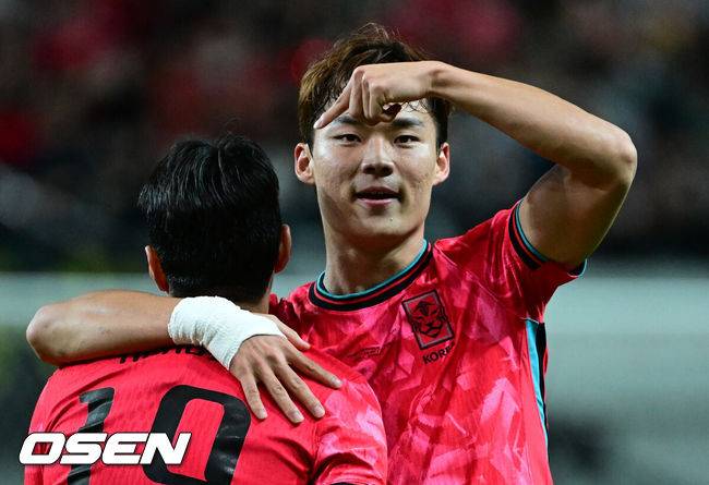 [OSEN=서울월드컵경기장, 조은정 기자]홍명보 감독이 이끄는 대한민국 대표팀과 파라과이의 A매치 평가전이 14일 오후 서울월드컵경기장에서 열렸다.'남미 강호' 파라과이는 지난 10일 일본 원정에서 2-2 무승부를 거두고 온 팀이다. 이번 경기는 홍명보호의 2026 북중미 월드컵 포트 배정을 두고도 중요한 일전이다.&nbsp;현재 한국은 오스트리아, 호주, 에콰도르와 치열한&nbsp;포트 2 막차 경쟁을 벌이고 있다.대한민국의 두 번째 골을 넣은 오현규가 세리머니를 하고 있다. 2025.10.14 /cej@osen.co.kr