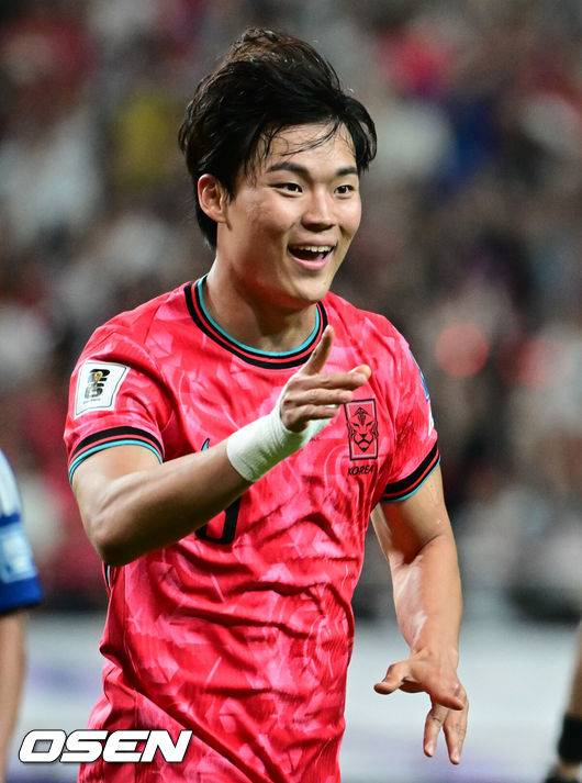 [OSEN=상암, 조은정 기자]10일 서울 마포구 서울월드컵경기장에서 2026 국제축구연맹(FIFA) 북중미 월드컵 아시아 3차 예선 B조 10차전 대한민국 남자 축구 대표팀과 쿠웨이트의 경기가 열렸다.한국은 지난 6일 이라크 원정에서 2-0 완승과 함께 5승 4무(승점 19)로 조 2위 이상을 확정, 11회 연속 월드컵 본선 진출을 조기 확정지었다.후반 한국 오현규가 팀의 세 번째 골을 넣은 뒤 기뻐하고 있다. 2025.06.10 /cej@osen.co.kr