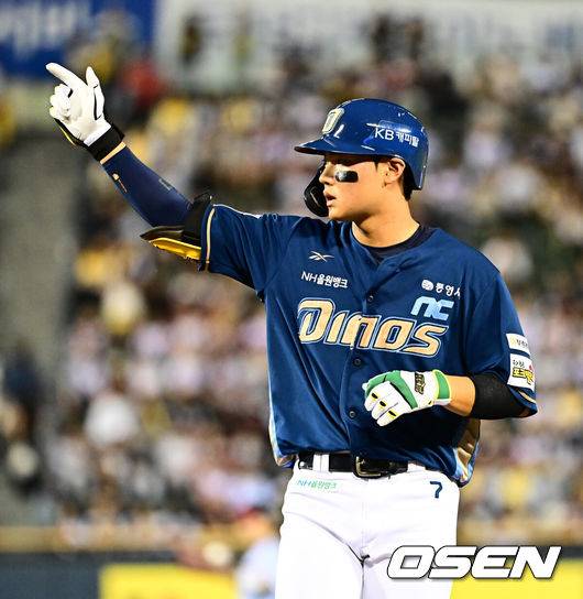 [OSEN=잠실, 지형준 기자] 1일 서울 잠실구장에서 ‘2025 신한 SOL Bank KBO리그’ LG 트윈스와 NC 다이노스의 경기가 열렸다.LG는 우승 매직넘버 ‘1’을 남겨두고 있다. 시즌 마지막 경기에서 우승 샴페인을 터뜨릴 수 있다.&nbsp;NC는 전날 KT에 9-4 승리를 거두며 5위로 올라섰다. 6위 KT에 승차없이 승률에 앞선 5위다.&nbsp;3회초 1사에서 NC 김주원이 우중간 안타를 날리며 세리머니를 하고 있다. 2025.10.01 /jpnews@osen.co.kr