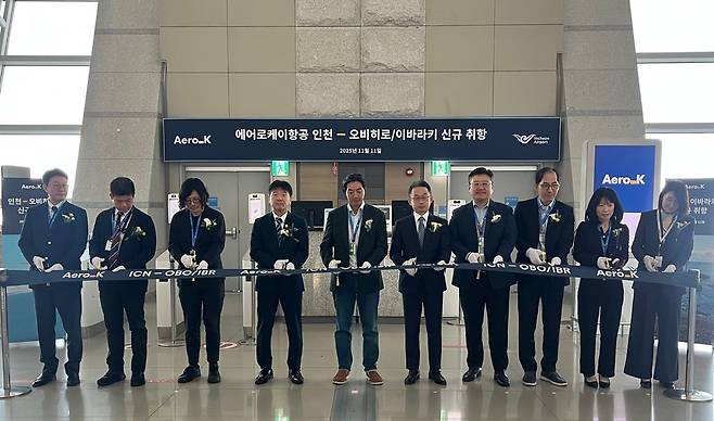 11일 인천공항 제1여객터미널에서 열린 ‘인천-오비히로·이바라키 신규 취항 행사’에서 인천국제공항공사 신동익 허브화전략처장(왼쪽&nbsp;여섯 번째) 등 참석자들이 기념촬영을 하고 있다.