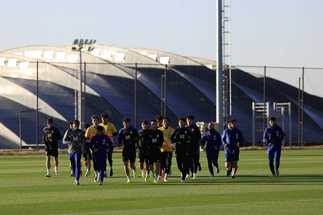 한국 축구 국가대표팀 선수들이 10일 충남 천안에 새롭게 들어선 대한민국축구종합센터에서 천천히 달리며 몸을 풀고 있다. 홍명보 감독이 이끄는 대표팀은 오는 14일 대전월드컵경기장에서 볼리비아, 18일 서울월드컵경기장에서 가나와 평가전을 치른다. 천안 뉴스1