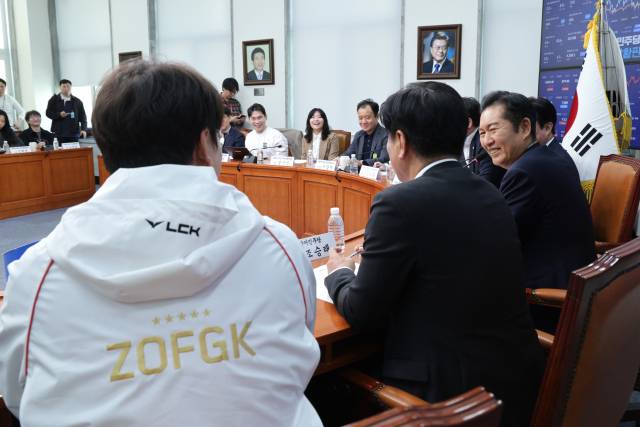 정청래(오른쪽 첫번째) 더불어민주당 대표가 10일 서울 여의도 국회에서 열린 민주당 게임특별위원회 출범식에서 발언하고 있다. 뉴스1