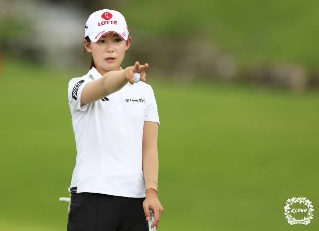 그린 경사를 읽고 있는 황유민. 사진 제공=KLPGA
