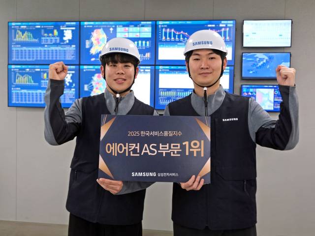 삼성전자서비스 엔지니어들이 2025 KS-SQI 에어컨 AS 부문 1위 수상을 축하하는 기념촬영을 하고 있다. 사진제공=삼성전자서비스