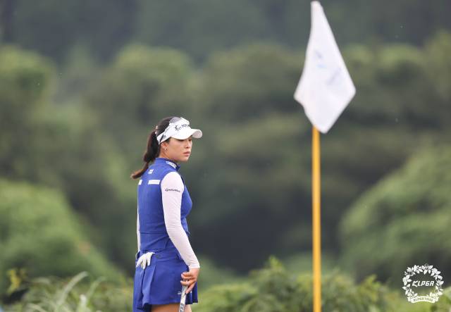 퍼팅을 준비하고 있는 윤이나. 사진 제공=KLPGA