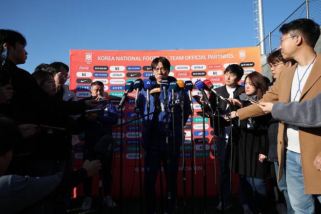 홍명보 축구국가대표팀 감독(가운데)이 10일 충남 천안 대한민국축구종합센터에서 열린 11월 대표팀 소집 훈련에 앞서 취재진과 인터뷰를 하고 있다. 그는 공중볼 경합과 연계가 강점인&nbsp;조규성의 대표팀 복귀가 공격진에 큰 보탬이 될 것이라고 봤다. 천안│뉴시스