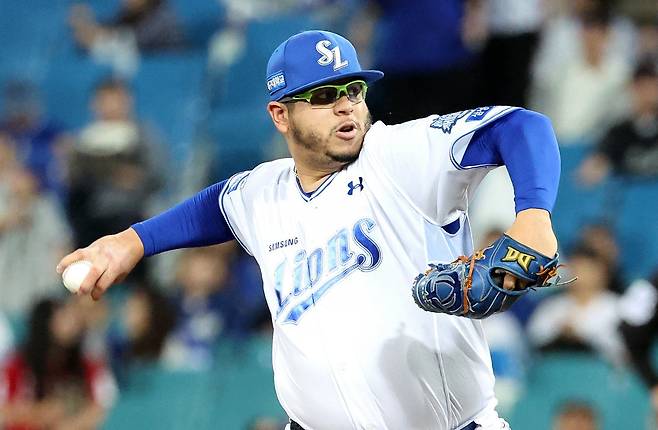 외국인선수 디아즈, 후라도의 재계약은 삼성이 2026시즌 더 높은 순위로 올라서기 위해 반드시 필요한 과제다. 그러나 외국인선수 몸값 총액 규정 등 고려해야 할 사안이 많아 고민이 크다. 삼성 후라도. 뉴시스