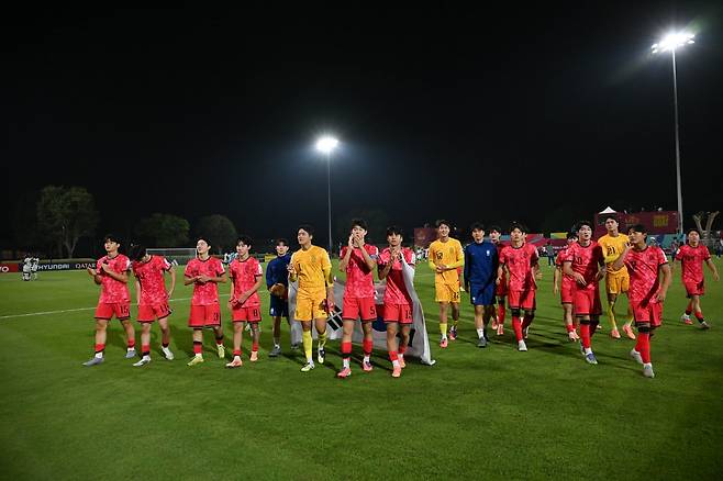 U-17&nbsp;축구대표팀이&nbsp;10일(한국시간) 카타르 도하 어스파이어존에서 열린&nbsp;U-17 월드컵&nbsp;조별리그 F조 3차전에서 코트디부아르를 3-1로 이긴 뒤 관중에게 인사하고 있다. 사진제공｜대한축구협회