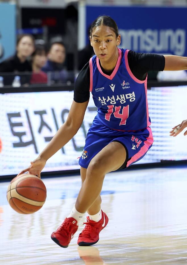 삼성생명은 2025~2026시즌 개막을 앞두고 가드 키아나 스미스의 은퇴로 핵심 전력을 잃었다. 그러나 하상윤 삼성생명 감독은 기존의 선수들이 십시일반해 스미스의 공백을 최소화할 수 있다고 믿고 있다. 뉴시스