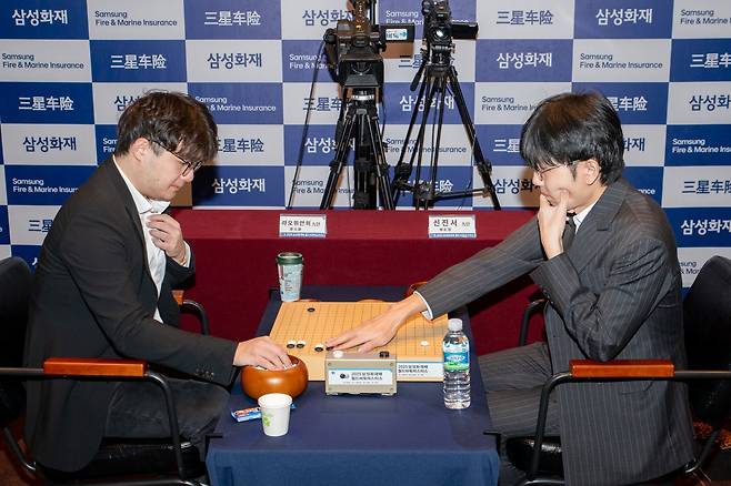 삼성화재배 16강전에서 만난 랴오위안허 9단(왼쪽)과 한국 랭킹 1위 신진서 9단.      사진제공 ｜ 한국기원