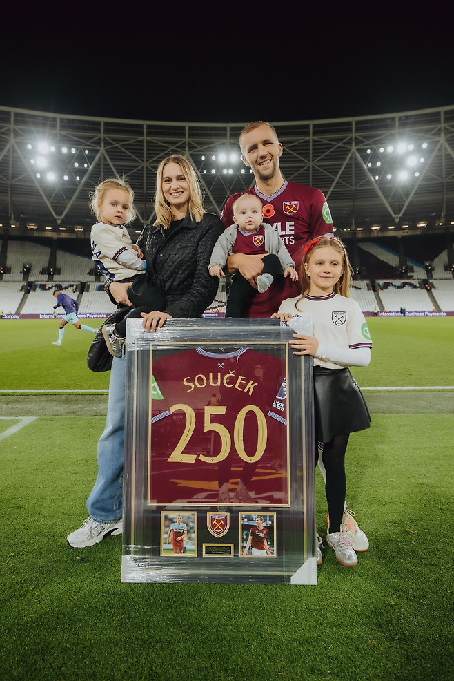 최근 프리미어리그 250경기 출전으로 구단으로부터 특별 유니폼을 받은 수첵. 본인 SNS