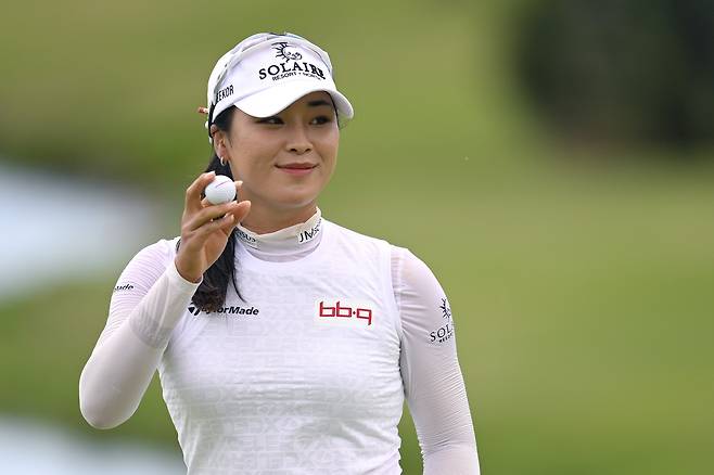 윤이나가 지난달 열린 LPGA 투어 롯데 챔피언십 도중 퍼트를 성공시킨 뒤 미소를 지으며 손을 들어 갤러리에게 인사하고 있다. 게티이미지코리아