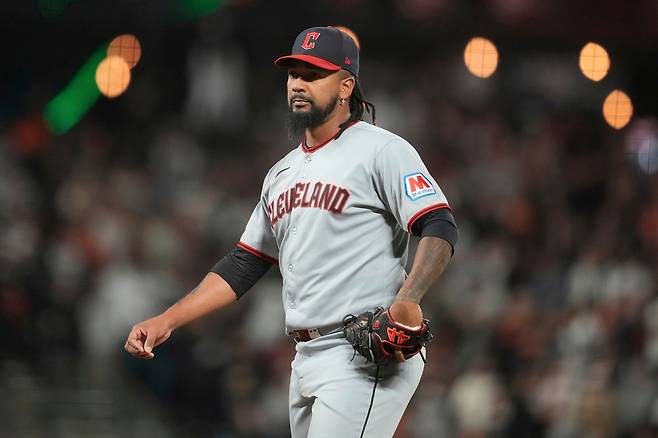스포츠 도박에 가담해 불법으로 투구를 조작한 혐의로 기소된 미국프로야구 메이저리그(MLB) 클리블랜드 소속 이매뉴얼 클라세. AP연합뉴스