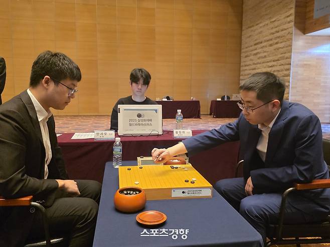 탄샤오 9단(왼쪽)이 11일 제주 서귀포 휘닉스 아일랜드에서 열린 2025 삼성화재배 월드바둑마스터스 16강에서 황밍위 8단과 대국하고 있다. 서귀포 | 윤은용 기자