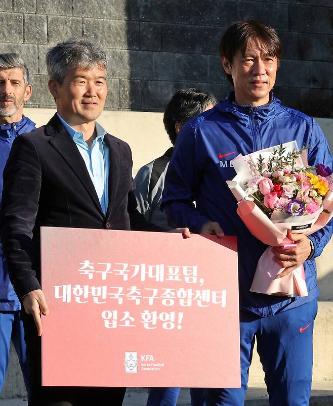 ▲ 10일 오후 충남&nbsp;천안&nbsp;대한민국축구종합센터에서 김승희 대한축구협회 전무(왼쪽)과 축구대표팀 홍명보 감독이 축구종합센터 입소 관련 행사를 하며 기념사진을 찍고 있다. ⓒ연합뉴스