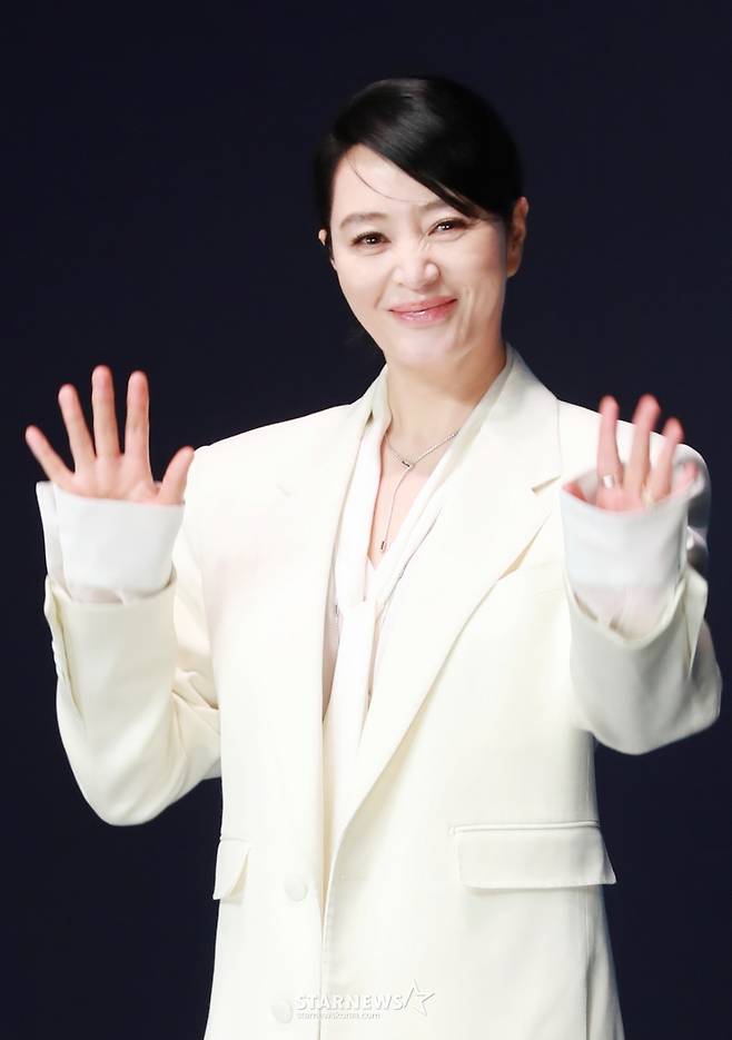 배우 김혜수가 8일 오전 서울 여의도 콘래드호텔에서 진행된 디즈니+ 오리지널 시리즈 '트리거' 제작발표회에 참석해 무대로 들어서고 있다.  나쁜 놈들의 잘못을 활짝 까발리기 위해 일단 카메라부터 들이대고 보는 지독한 탐사보도 프로 놈들의 이야기 '트리거'는 오는 15일 공개된다. /2025.01.08 /사진=이동훈 photoguy@