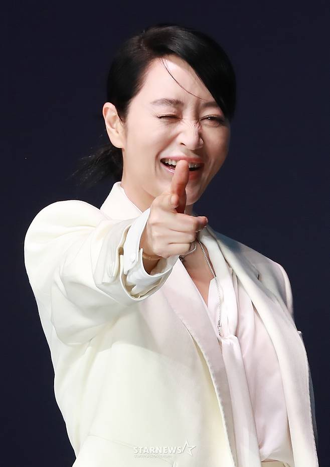 배우 김혜수가 8일 오전 서울 여의도 콘래드호텔에서 진행된 디즈니+ 오리지널 시리즈 '트리거' 제작발표회에 참석해 무대로 들어서고 있다. 나쁜 놈들의 잘못을 활짝 까발리기 위해 일단 카메라부터 들이대고 보는 지독한 탐사보도 프로 놈들의 이야기 '트리거'는 오는 15일 공개된다. /2025.01.08 /사진=이동훈 photoguy@