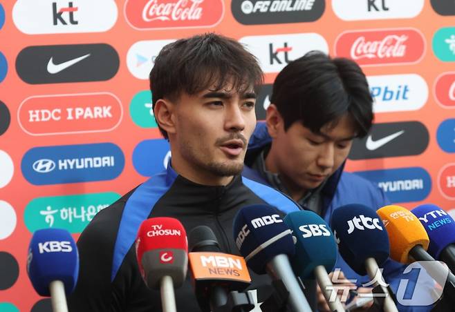 옌스 카스트로프(왼쪽)가 천안 대한민국축구종합센터에서 열린 대표팀 소집 훈련 2일 차 진행 전 취재진의 질문에 답하고 있다. /사진=뉴스1