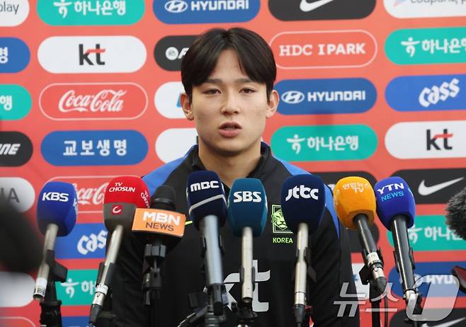 양민혁이 11일 천안 대한민국축구종합센터에서 진행된 소집 2일 차 훈련에 앞서 취재진의 질문에 답하고 있다. /사진=뉴스1