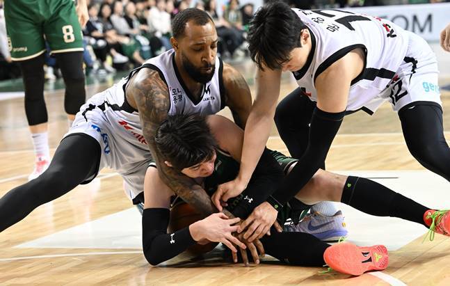강상재(가운데)가 공을 지키고 있다. /사진=KBL 제공
