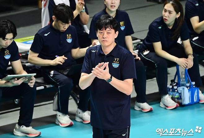 이영택 감독이 이끄는 여자프로배구 GS칼텍스가 11일 경기도 수원체육관에서 열리는 현대건설과의 진에어 2025-2026 V리그 여자부 1라운드 최종전에서 연패 탈출에 도전한다. 사진 엑스포츠뉴스 DB